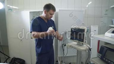 医院的外科医生在超声波机上对器官进行研究。医生在医院展示医疗工具