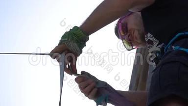 一个人拉一根绳子，用来做一个高线滑轮，线锁