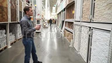 建筑材料商店里的人选择了4k的墙面覆盖物