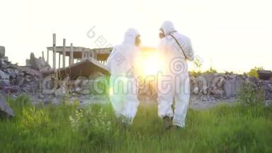 两名穿着防护服和口罩的科学家和一名<strong>辐射</strong>监测员步行测量<strong>辐射</strong>