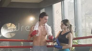 体育夫妇拳击训练后。
