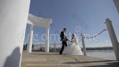 结婚纪念日。 新娘和新郎在风景如画的蓝色湖泊附近跳舞