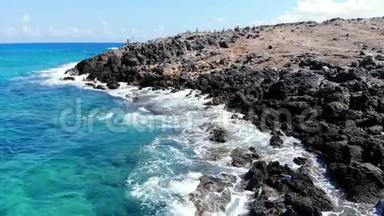 清晰的蓝色<strong>海浪</strong>撞击在克里特岛的<strong>岩石</strong>海滩上