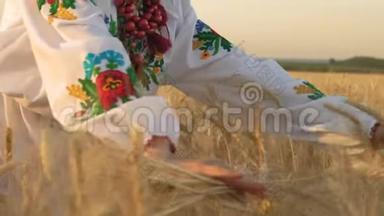 慢动作，特写镜头，全国服装大赛中的女选手将手放在田间种植小麦芽上