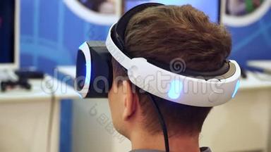 关闭年轻人<strong>玩</strong>电子游戏在虚拟现实眼镜。 使用<strong>vr</strong>头盔的家伙