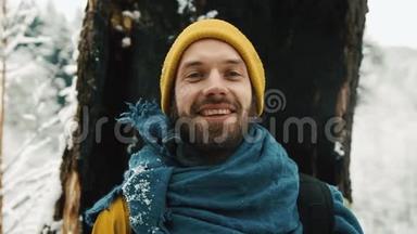 穿冬装的男人的肖像。 男人留着胡子，穿着黄色的冬衣看着相机，微笑着。 老了