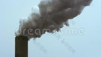 从一个工业烟囱里喷出肮脏的棕色烟雾