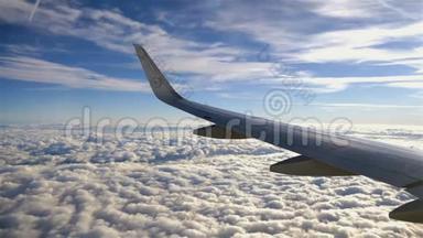 飞机或喷气式飞机在美丽的蓝天背景上飞行
