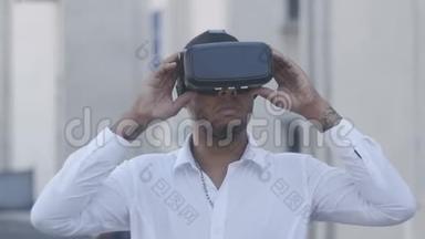 非裔美国人年轻的商人穿着白色衬衫，戴着虚拟现实头盔。 户外活动。