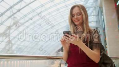 女孩使用手机，模糊的形象内商城作为背景。
