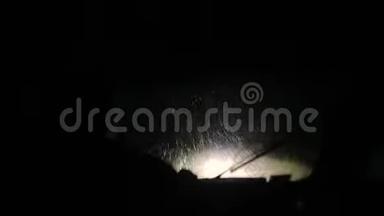 在冻<strong>土</strong>带中间的一个下雪的夜晚，从一辆雪车上捕捉道路的<strong>视频</strong>。