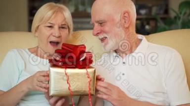 老人送生日周年礼物黄金礼盒给妻子。 情人节`庆祝活动