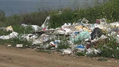 水库岸边的一堆塑料垃圾。 环境污染。 生态自然，无组织垃圾场..