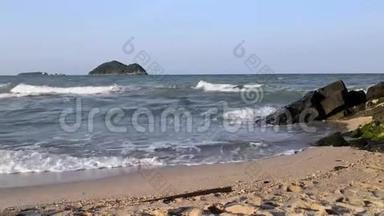 在Songkhla的Samila海滩的沙质海岸上，海浪汹涌澎湃