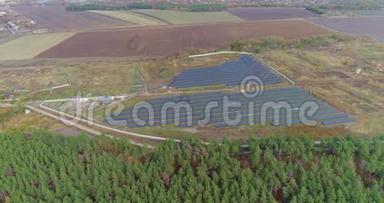 从上面可以看到太阳能发电站，在森林附近的一个大型太阳能发电站上空飞行