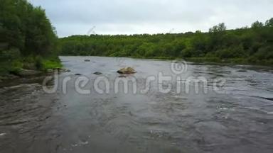 俄罗斯北部Pechena河湍急的水流中的石块和海浪