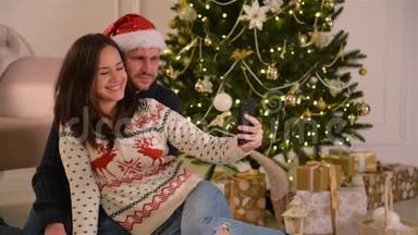 幸福的年轻夫妇带着自拍在装饰的圣诞房。 <strong>新年快乐</strong>理念。 <strong>可爱</strong>的家庭。