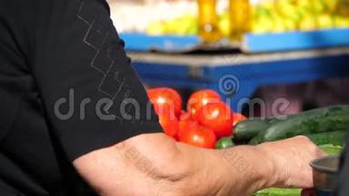 在市场上出售慢动作蔬菜的女士