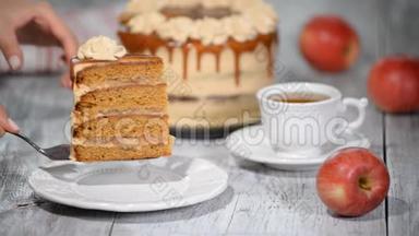焦糖苹果蛋糕的切片与香料，肉桂，干苹果，奶油焦糖在秋季风格。