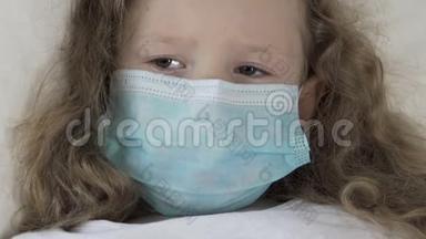 重病女孩子戴着医疗面具看着注射器眼睛害怕
