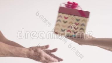 年轻的女人在年长的女人手`礼物盒。 退休<strong>老奶奶</strong>过圣诞节快乐。