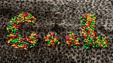 五颜六色的糖果写字酷在豹子的背景上