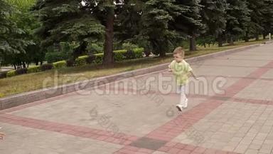 一个小儿子跑到公园里拥抱父母。
