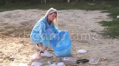 一个女<strong>志愿者</strong>在海滩上捡垃圾。