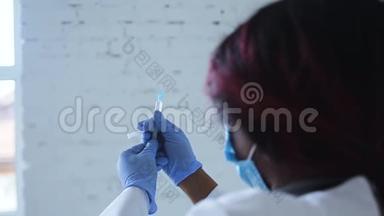 非洲医生戴着医用口罩，在医疗办公室里拿着医用注射器。