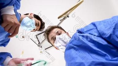 两名医生正在低角度观察一名病人，一名医生正带着氧气罩，另一名医生则戴上氧气罩