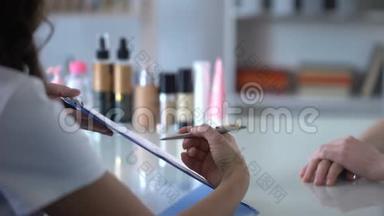 美容师在预约前填写客户证，照顾客户