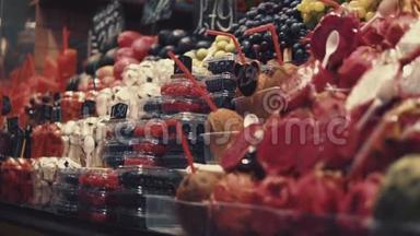 新鲜水果和浆果正站在传统市场的展示台上，特写镜头
