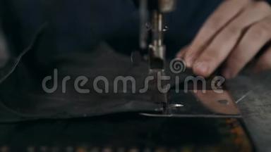 缝制工艺的皮鞋生产厂家袋带.. 男人`缝纫后面的手。 皮革车间手工制作