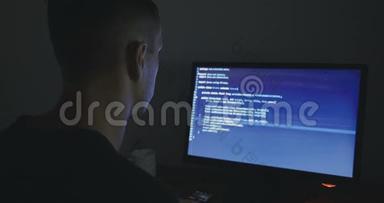 IT专业黑客程序员晚上在网络安全中心工作