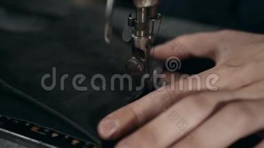 缝制工艺的皮鞋生产<strong>厂家</strong>袋带.. 男人`缝纫后面的手。 皮革车间手工制作