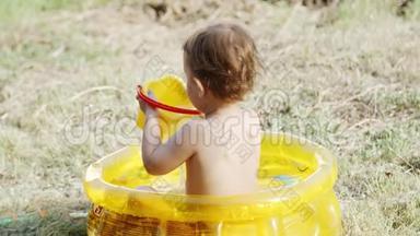儿童在小型充气游泳池玩耍