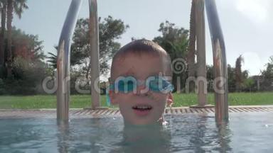 户外游泳池游泳时戴护目镜的活泼儿童