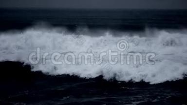 汹涌的海浪在缓慢的运动中破碎