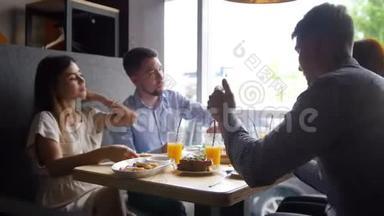 两个朋友在咖啡馆里<strong>讲故事</strong>，吃早餐-披萨、果汁、甜点