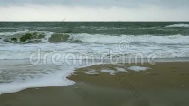 黑海敖德萨附近科斯的小浪。海岸线，飞溅，撞击，海底泡沫。