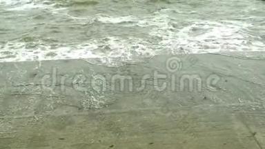 黑海敖德萨附近科斯的小浪。海岸线，飞溅，撞击，海底泡沫。