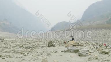 尼泊尔<strong>导游</strong>在石头上休息。 玛纳斯鲁巡回跋涉。
