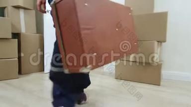 一名男子把苏联的旧旅行箱抬进装满箱子的房间