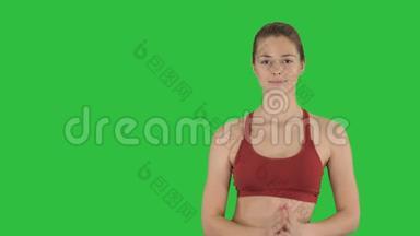 年轻女子做瑜伽运动，在绿色的屏幕上，色度键。