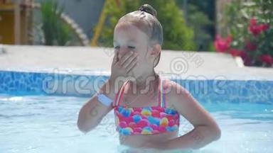 快乐的小女孩在炎热的夏天在室外<strong>游泳</strong>池玩耍。 孩子们学<strong>游泳</strong>。 <strong>儿童</strong>在热带玩耍
