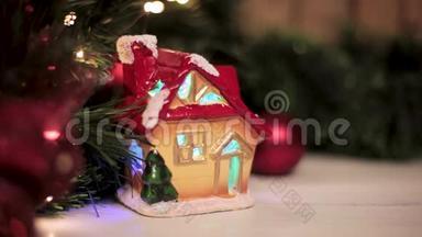 圣诞玩具屋在圣诞树下闪烁着彩灯，里面有玩具和花环