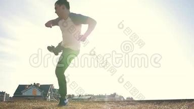 年轻男子<strong>跑</strong>酷特技运动员在训练前在太阳前做热身运动