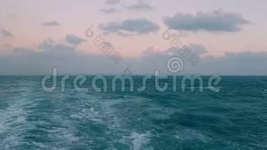 强大的波浪跟随着船。 从船上的引擎追踪。 游轮在蓝色的海洋上航行。 后面的波浪