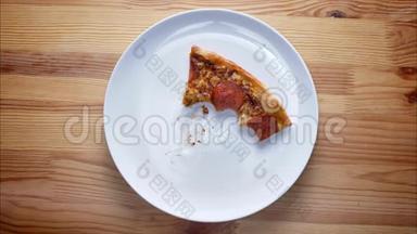 顶部拍摄，时间流逝，<strong>白色</strong>盘子上的披萨片正在被咬和完成，同时站在木制<strong>桌面上</strong>，室内
