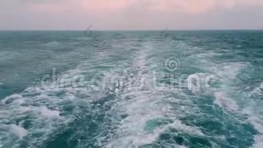 强大的波浪跟随着船。 从船上的引擎追踪。 <strong>游轮</strong>在蓝色的<strong>海洋</strong>上航行。 后面的波浪